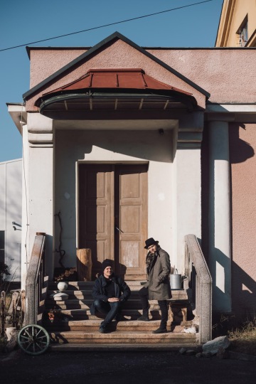 Před svým ateliérem ve Vratislavicích