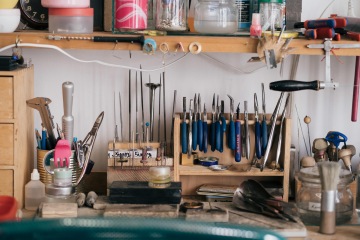 Ateliér jako středobod tvůrčí volnosti. Ten svůj má ateliér SKUBB. v areálu krásného pivovaru Konrád ve Vratislavicích u Liberce.