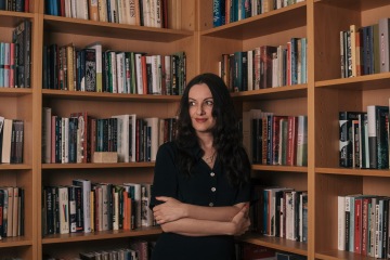 U své domácí knihovny