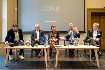 Konference Power of Culture ‒ zleva: Petr Šimůnek, Forbes; Zdeněk Novák, MK ČR; Martina Dlabajová, Evropský parlament; Karel Havlíček, MPO ČR; Martin Wichterle, Svaz průmyslu a dopravy, Wikov, Rückl, Bomma; autor fotografie: Stanislav Pecháček