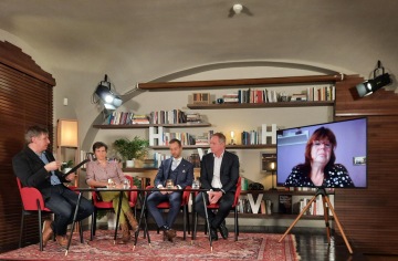 Tomáš Feřtek, Zuzana Demlová, Vít Šimral, Petr Gazdík a Ilona Bočinská v Knihovně Václava Havla, foto: z archivu uMĚNÍM