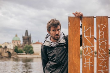 Janek Rubeš na procházce Prahou