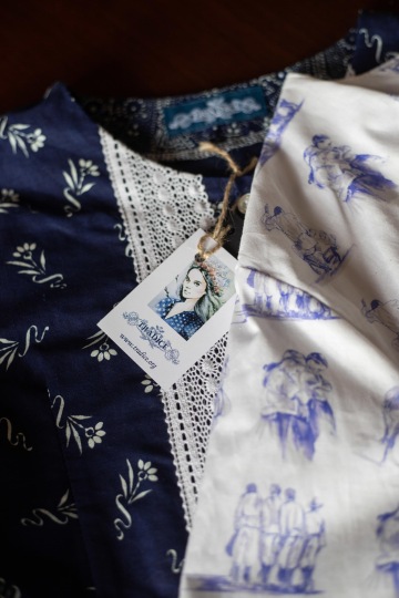 Módní kolekce navazující na tradici modrotisku a halenka pokrytá vlastními ilustracemi