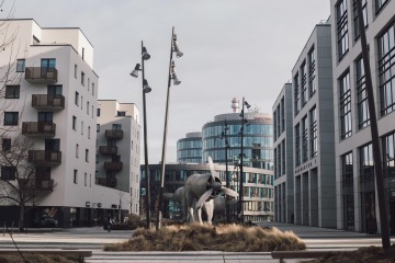 Waltrovka ‒ nová revitalizovaná část Prahy, která vznikla proměnou proslulé továrny Walter/Motorlet. Najdete tu nejen sochu Jiřího Černého, ale i městský mobiliář od mmcité.