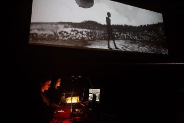 Alfréd ve dvoře, Tamura; foto: Adéla Vosičková