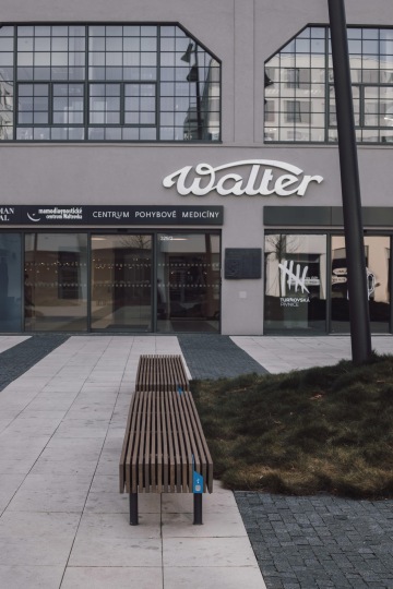 Waltrovka představuje kombinaci kanceláří, obchodní plochy a rezidenční části. Architektonickému řešení odpovídá i městský mobiliář. Posedět si tu můžete na monumentální lavičce Woody, k dispozici jsou ovšem i smart varianty mobiliáře.