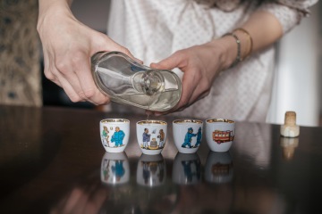 Na řadu přichází domácí pálenka podávaná ve štamprlích po dědečkovi