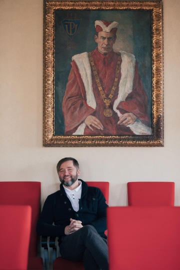 V prostorách rektorátu Univerzity Palackého, s portrétem rektora Univerzity Palackého po roce 1946 J. L. Fischera