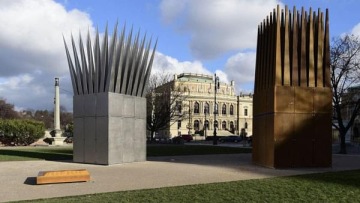 John Hejduk, Dům sebevraha a Dům matky sebevraha, Alšovo nábřeží, Praha 2016. Zdroj: art.ihned.cz
