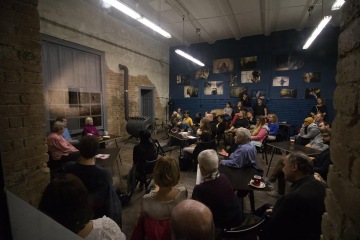 Stolárna káznice funguje jako kavárna. Tematické diskuse sem přivádějí publikum několika generací / Foto: Tripitaka