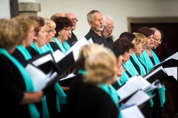 Pěvecký soubor Cantus amici na festivalu Zrcadlo umění – multižánrovém festival amatérské kultury v regionu, který je součástí městských slavností.